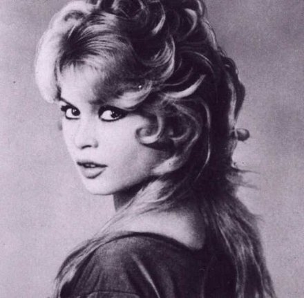 Brigitte Bardot - ber die Schulter schauend