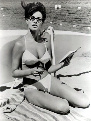 Raquel Welch - mit Brille am Wasser
