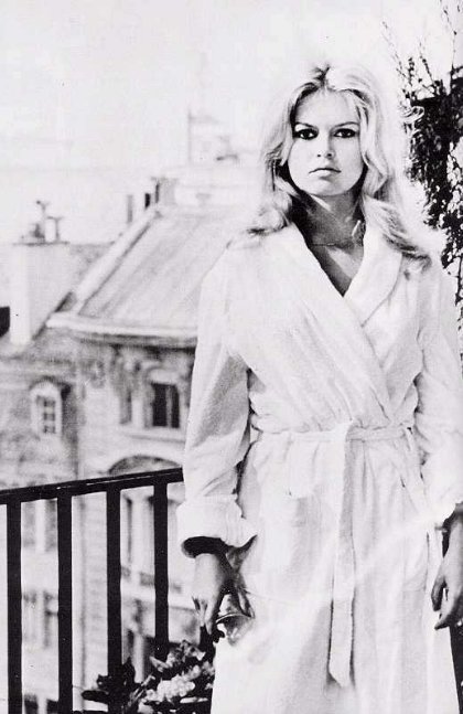Brigitte Bardot - im Bademantel