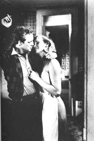 Marlon Brando - Eve Marie Saint im Arm
